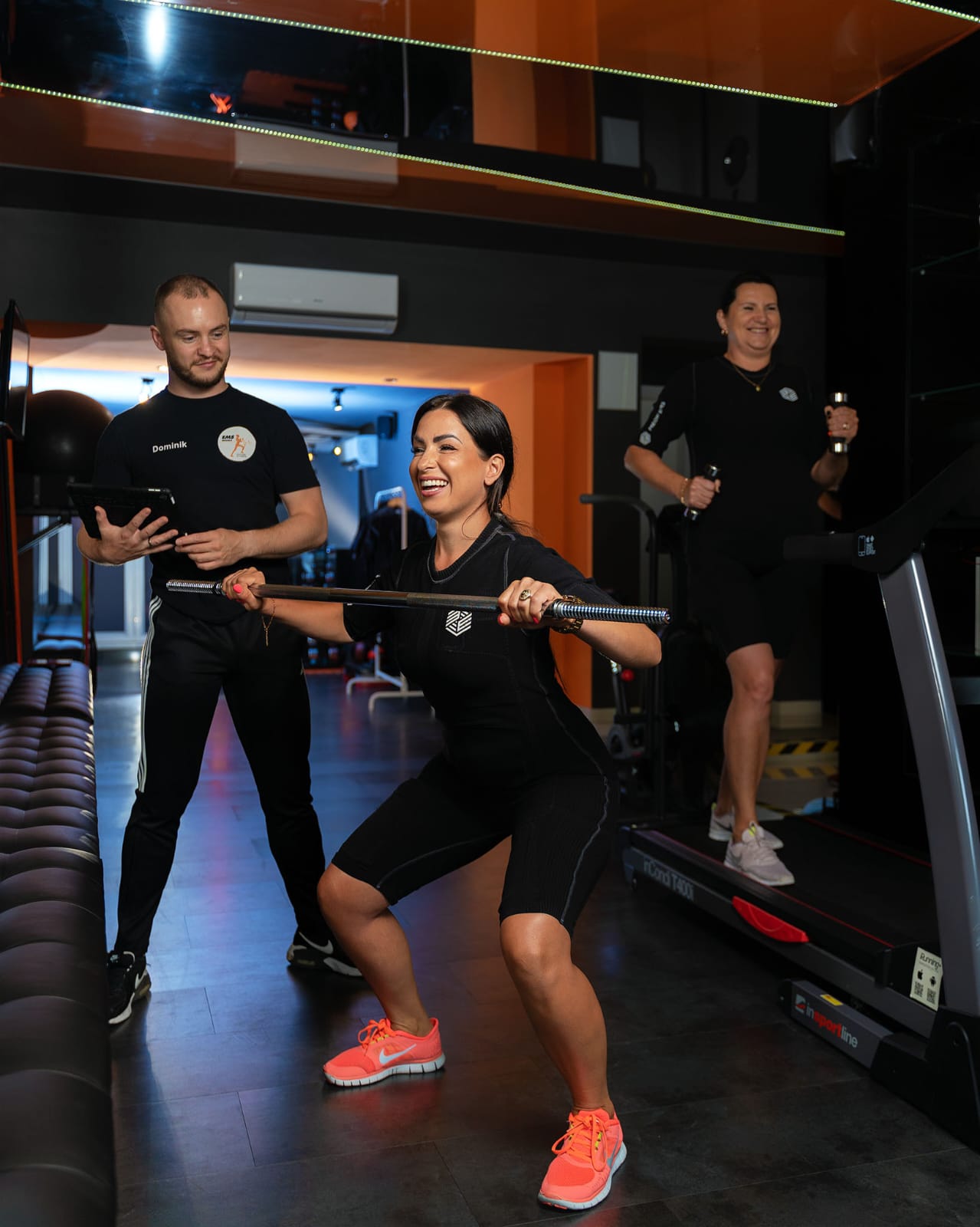 Trening EMS Warszawa Wesoła - uśmiechnięta klientka i trener